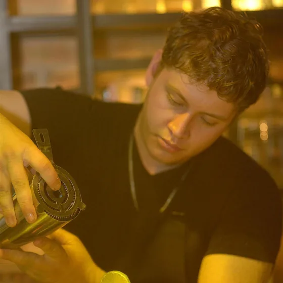 La barra de LOOP CLUB: Coctelería y servicio